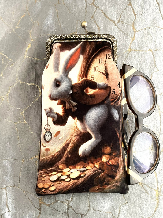 Gros plan sur un étui à lunettes vintage lapin pressé présenté avec lunettes de décor et fermoir effet bronze