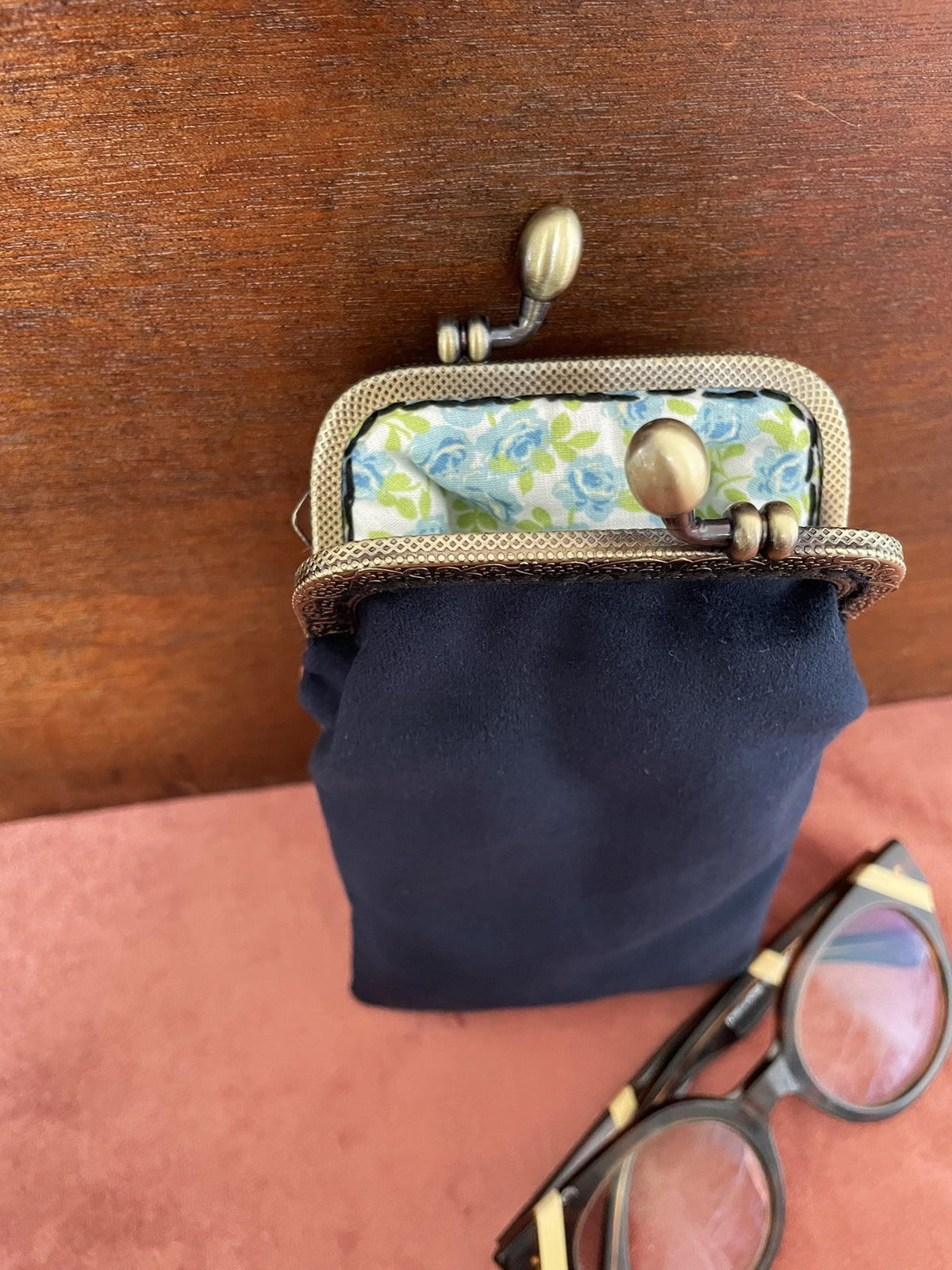 Étui à Lunettes Rétro Velours Le Lapin au Tea Time – Fait Main