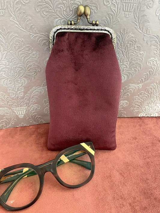 Dos en velours bordeaux d'un etui a lunettes retro a fermoir clic-clac bronze