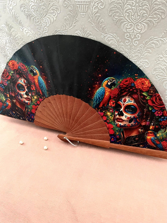 Vue de trois-quarts de l'éventail fait main Catrina .