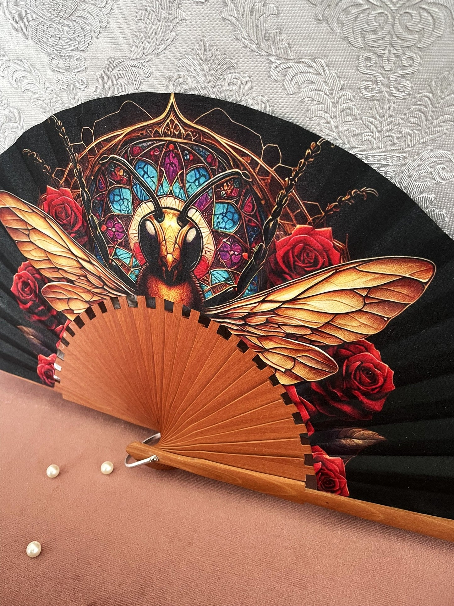 Détail de la monture en bois et du tissu motif abeille majestueuse et vitrail Le Comptoir de Suzanne