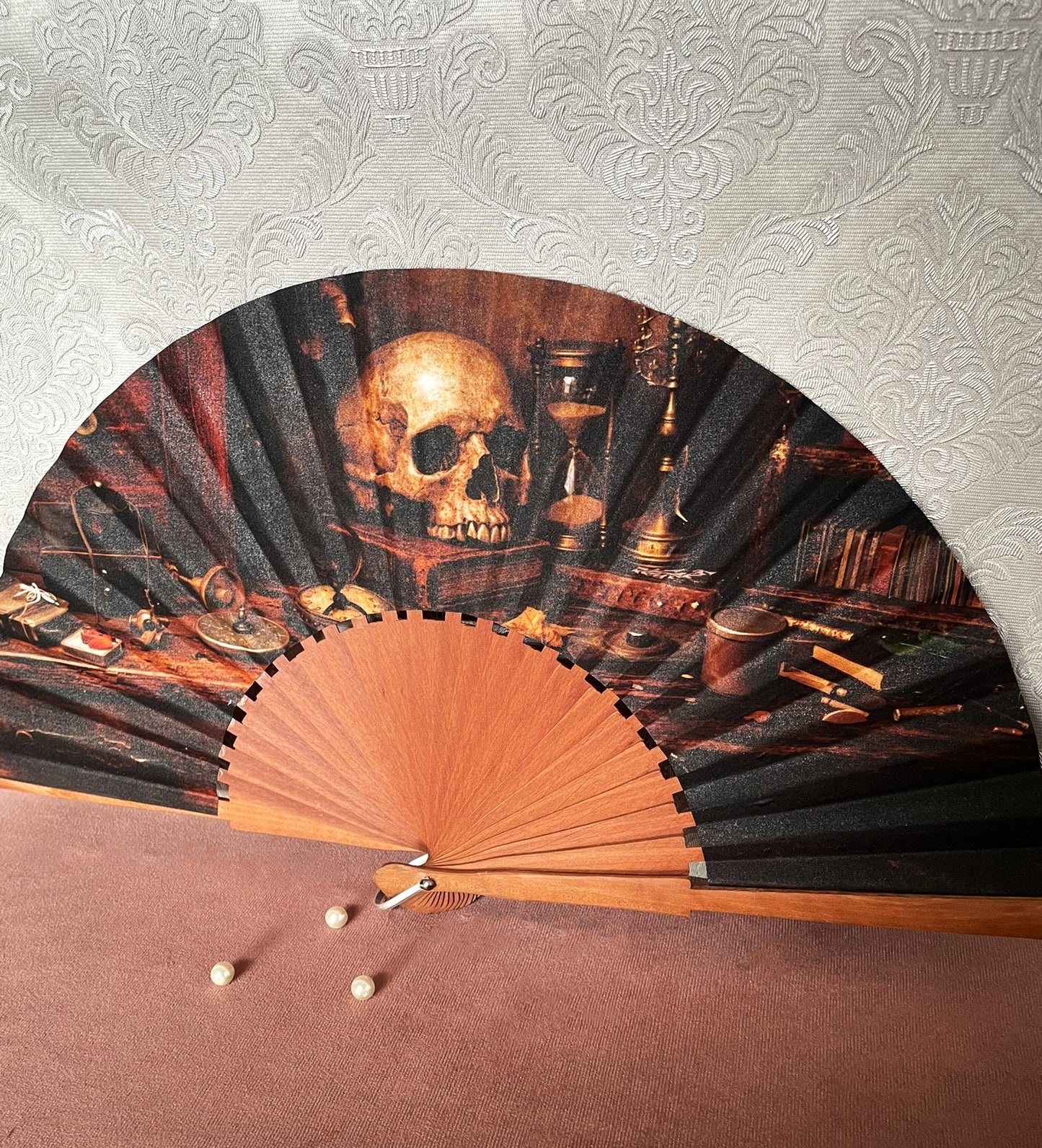 Détail de la monture en bois et du tissu cabinet de curiosités Le Comptoir de Suzanne