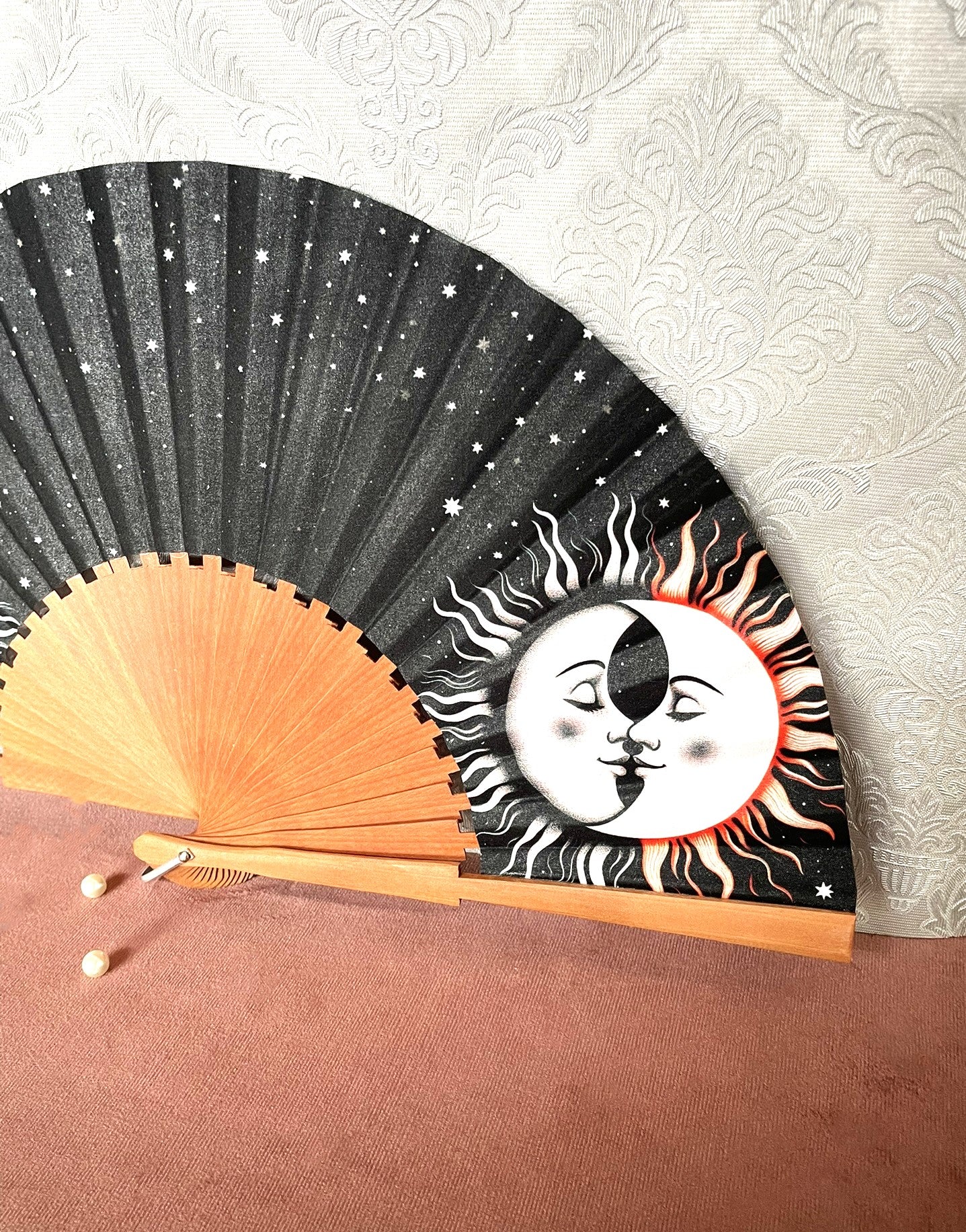 Éventail Artisanal en Bois – Modèle Soleil & Lune Céleste
