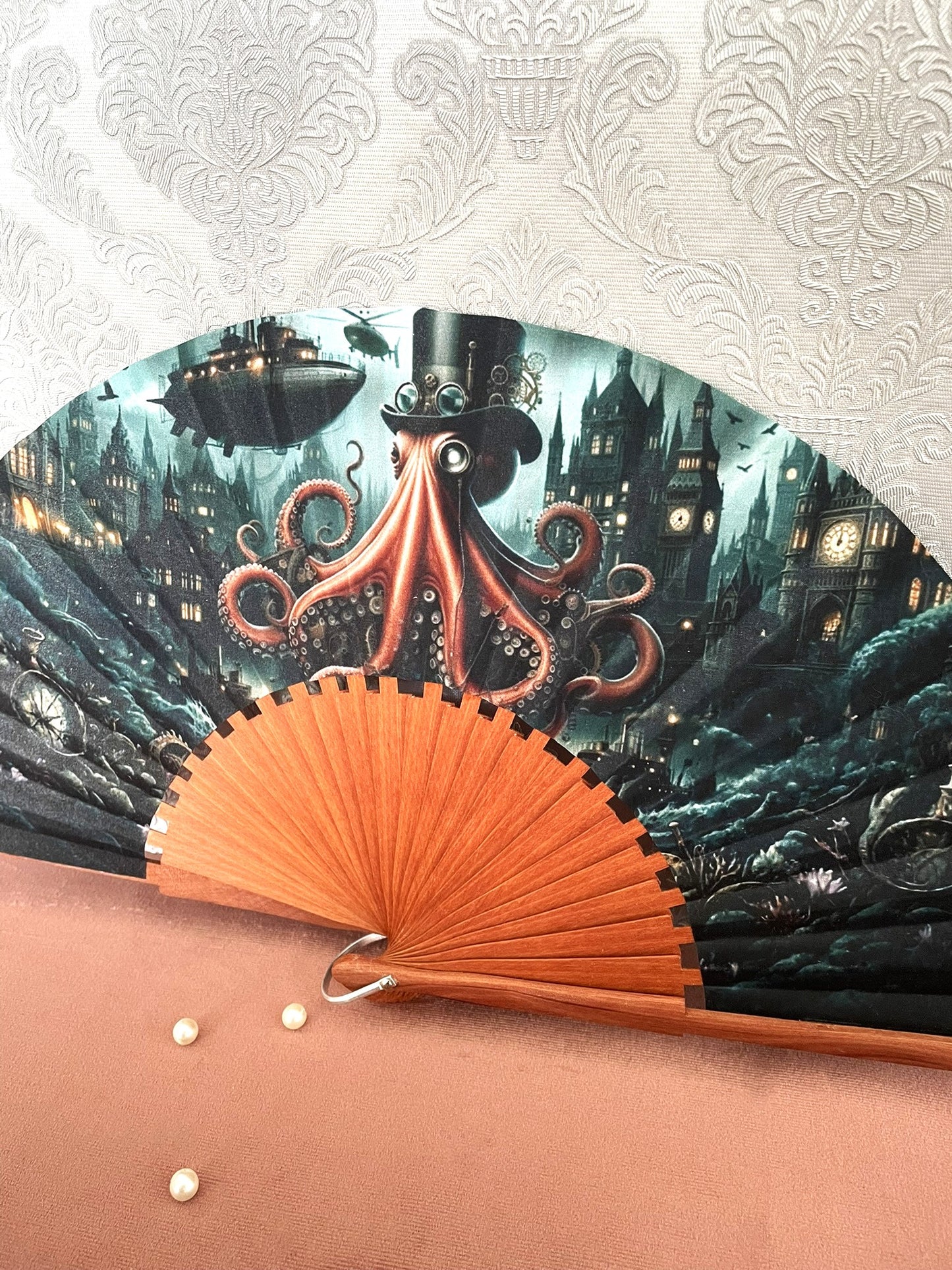Détail de la monture en bois et du tissu kraken fantastique et ville victorienne Le Comptoir de Suzanne