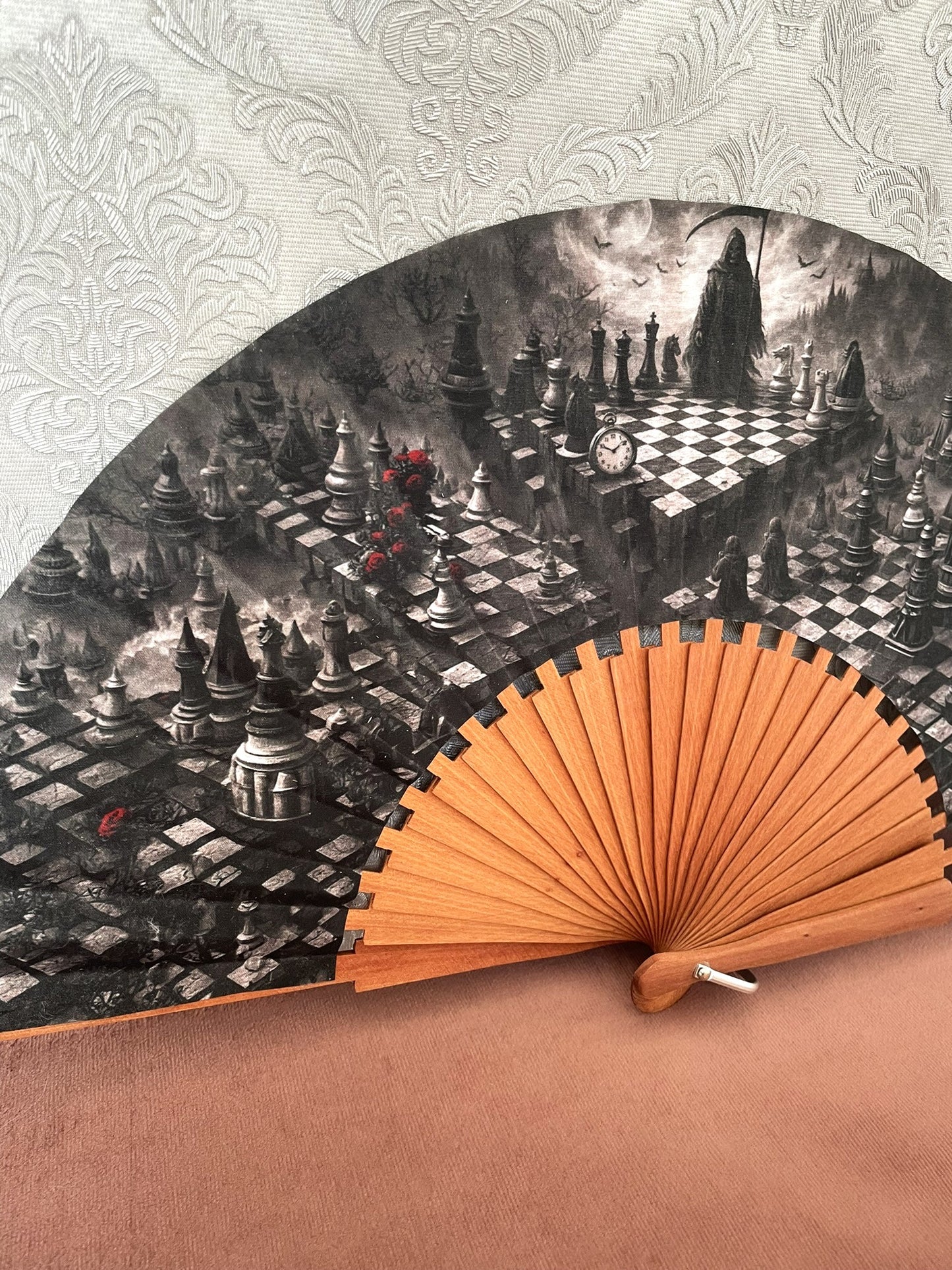 Vue complète de l'éventail en bois illustration gothique partie d'échecs macabre et horloge Le Comptoir de Suzanne