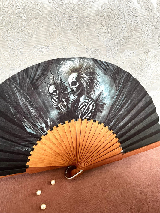 Détail de la monture en bois et du tissu squelette gothique macabre Le Comptoir de Suzanne