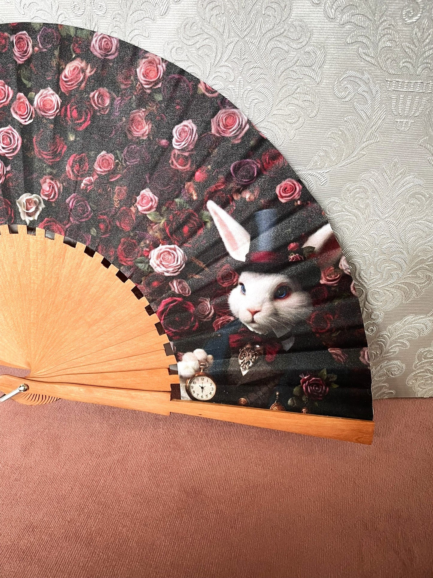 Éventail Artisanal en Bois – Motif Lapin Blanc & Roses