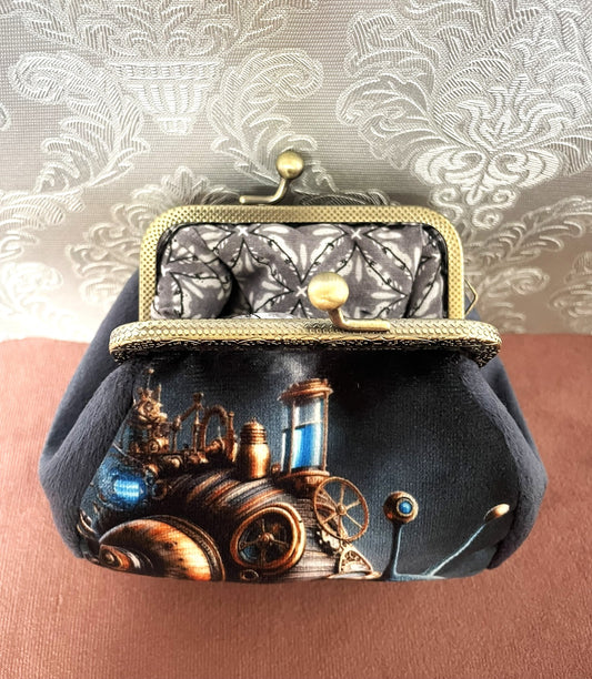 Vue de haut d'un porte-monnaie rétro illustrant un escargot fantastique en cuivre - Le Comptoir de Suzanne.