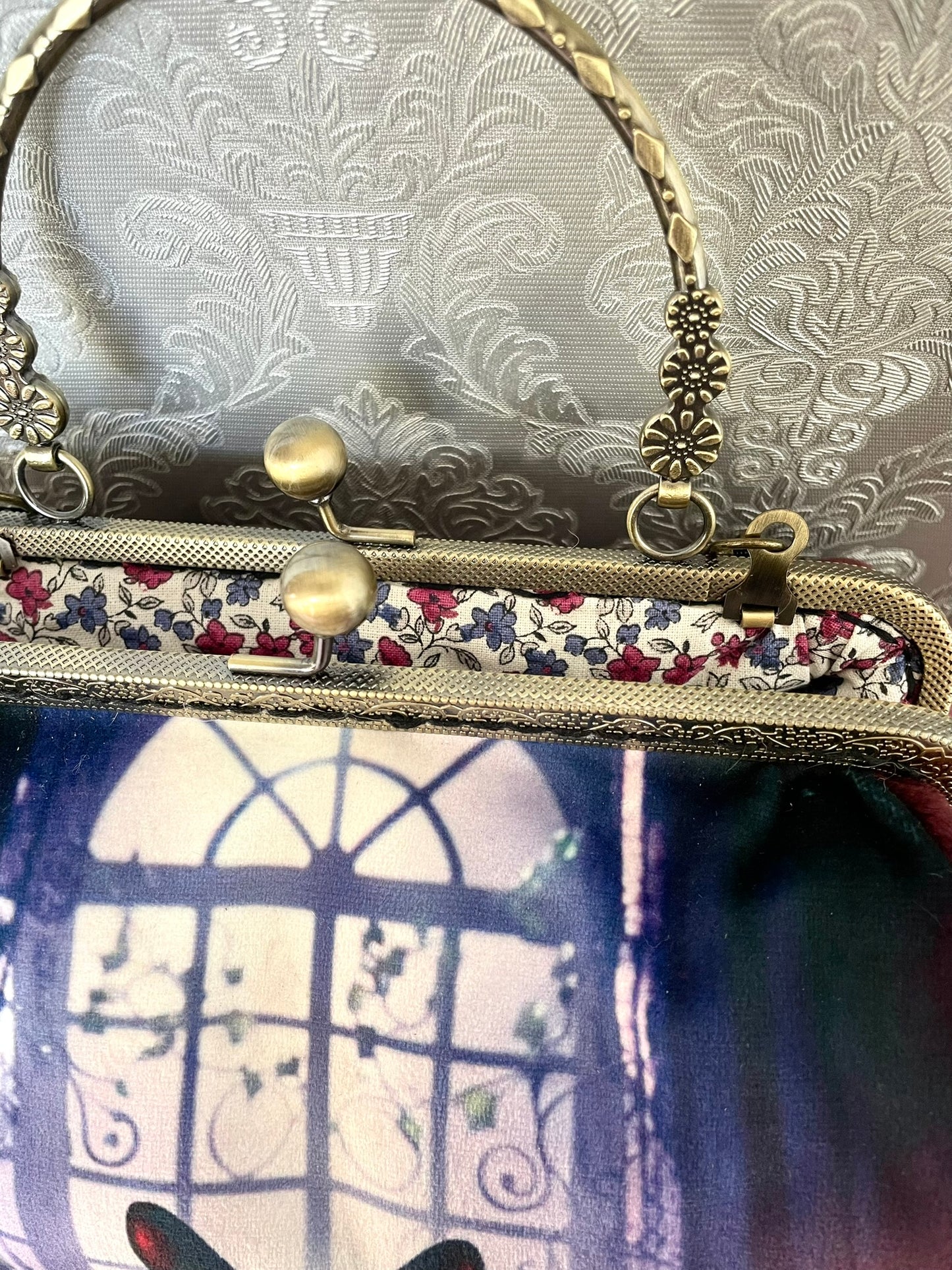 Zoom sur le fermoir rétro en bronze ciselé et la doublure en coton fleurie style Liberty d'un sac artisanal Le Comptoir de Suzanne.