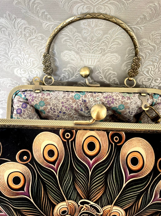 Zoom sur le fermoir rétro en métal bronze ciselé et la doublure en coton fleurie turquoise et violette de style Liberty.