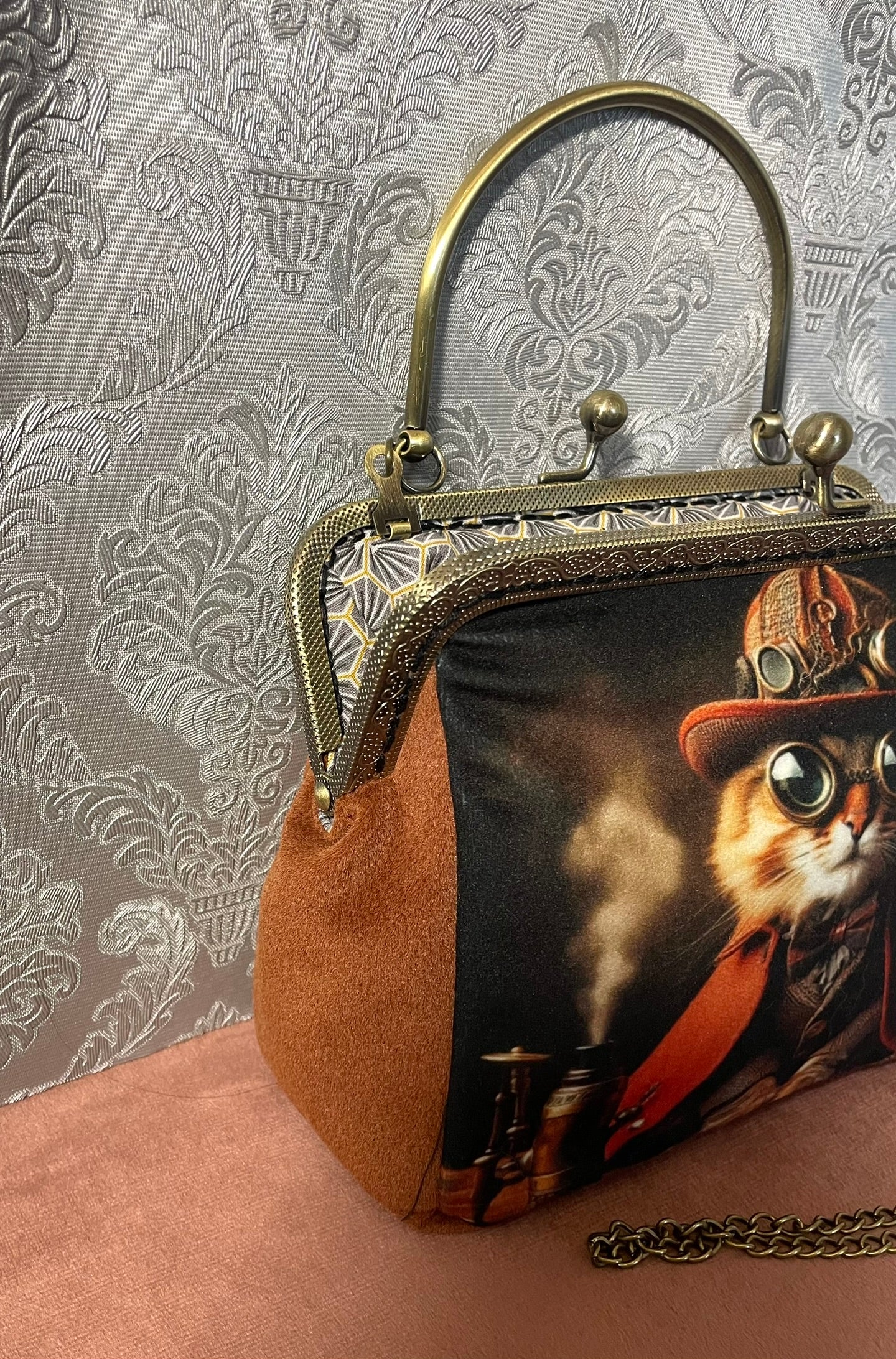 Détail du fermoir métallique ciselé style baroque finition bronze vieilli pour sac vintage.