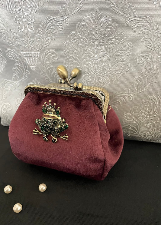 Détail du fermoir métallique ciselé finition bronze antique pour un look vintage authentique.