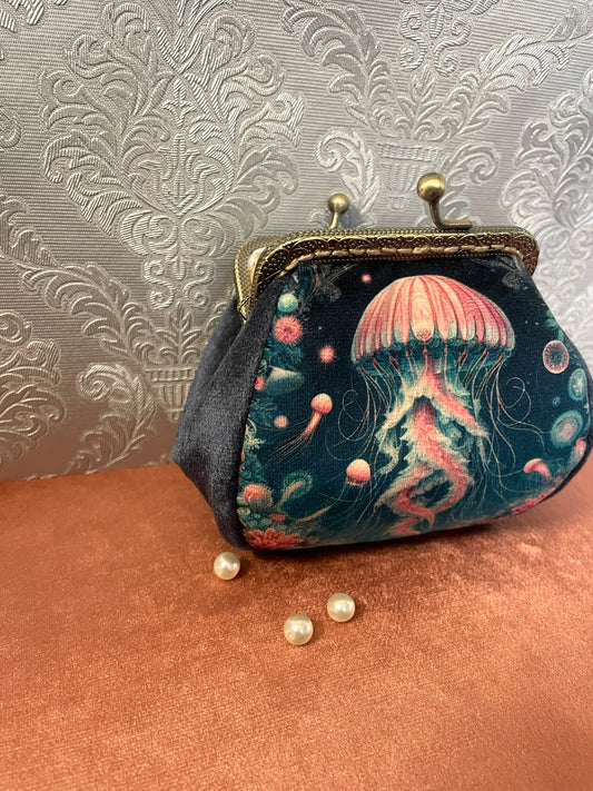 Gros plan sur l'imprimé textile méduse rose et bulles lumineuses.