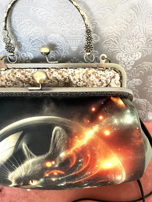 Gros plan sur l'ouverture du sac révélant une doublure intérieure en coton à fleurs de style liberty.