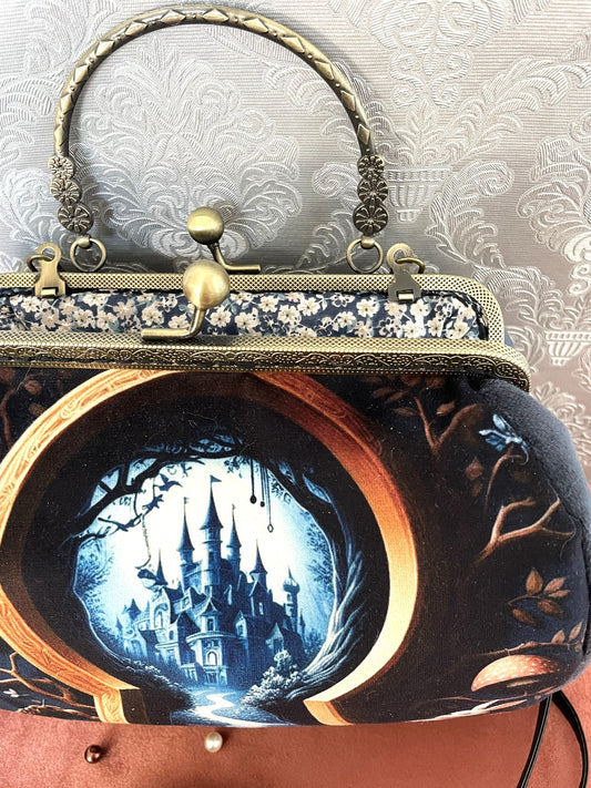 Intérieur du sac ouvert montrant la doublure en coton fleuri bleu et le système de fermoir rétro.