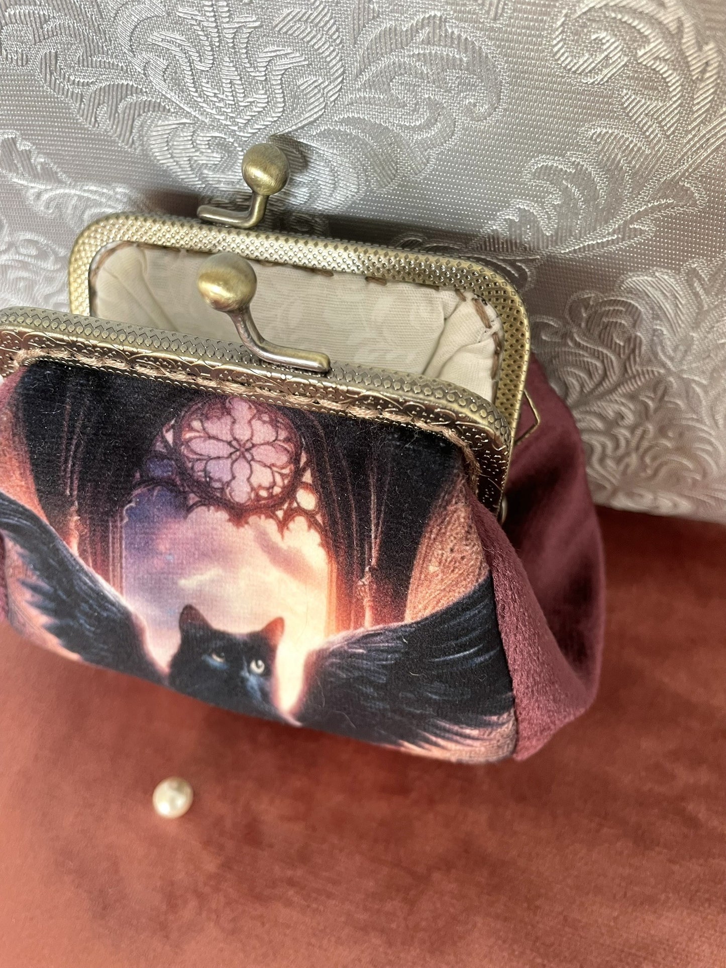 Côté en velours prune du porte-monnaie "Gardien de la Nuit", finition artisanale de luxe.