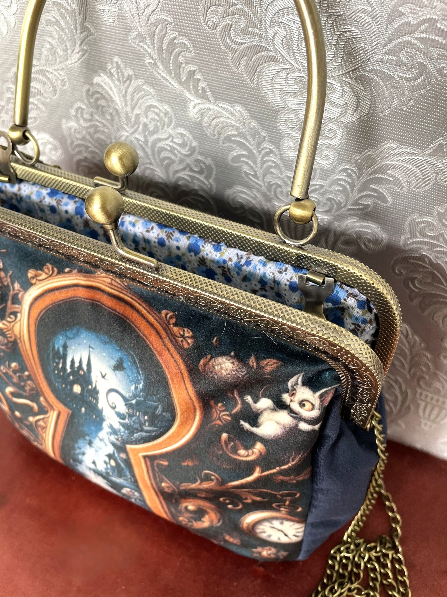 Pochette rétro avec illustration Alice au pays des merveilles, lapin blanc et serrure.