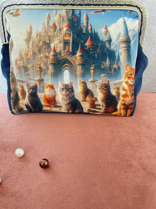 Vue de face pochette rétro avec illustration de chats devant un château bleu et blanc.