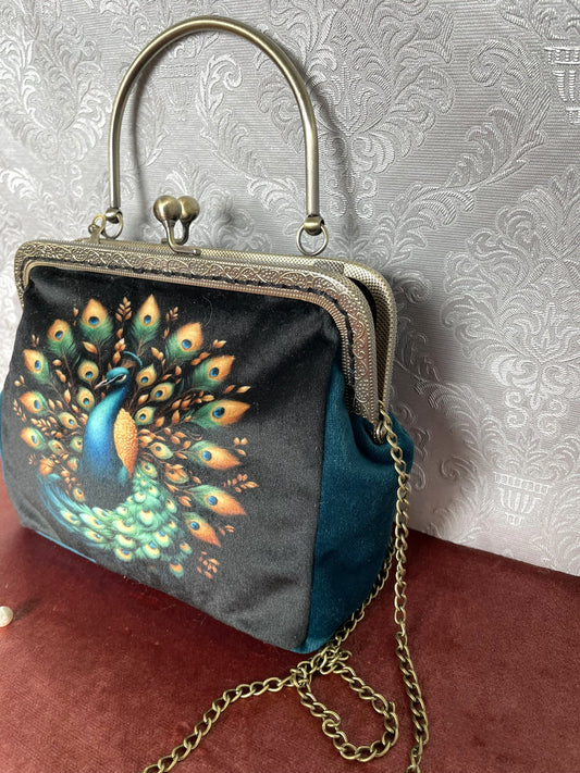 Sac rétro avec motif de paon et fermoir Kiss-Lock bronze.