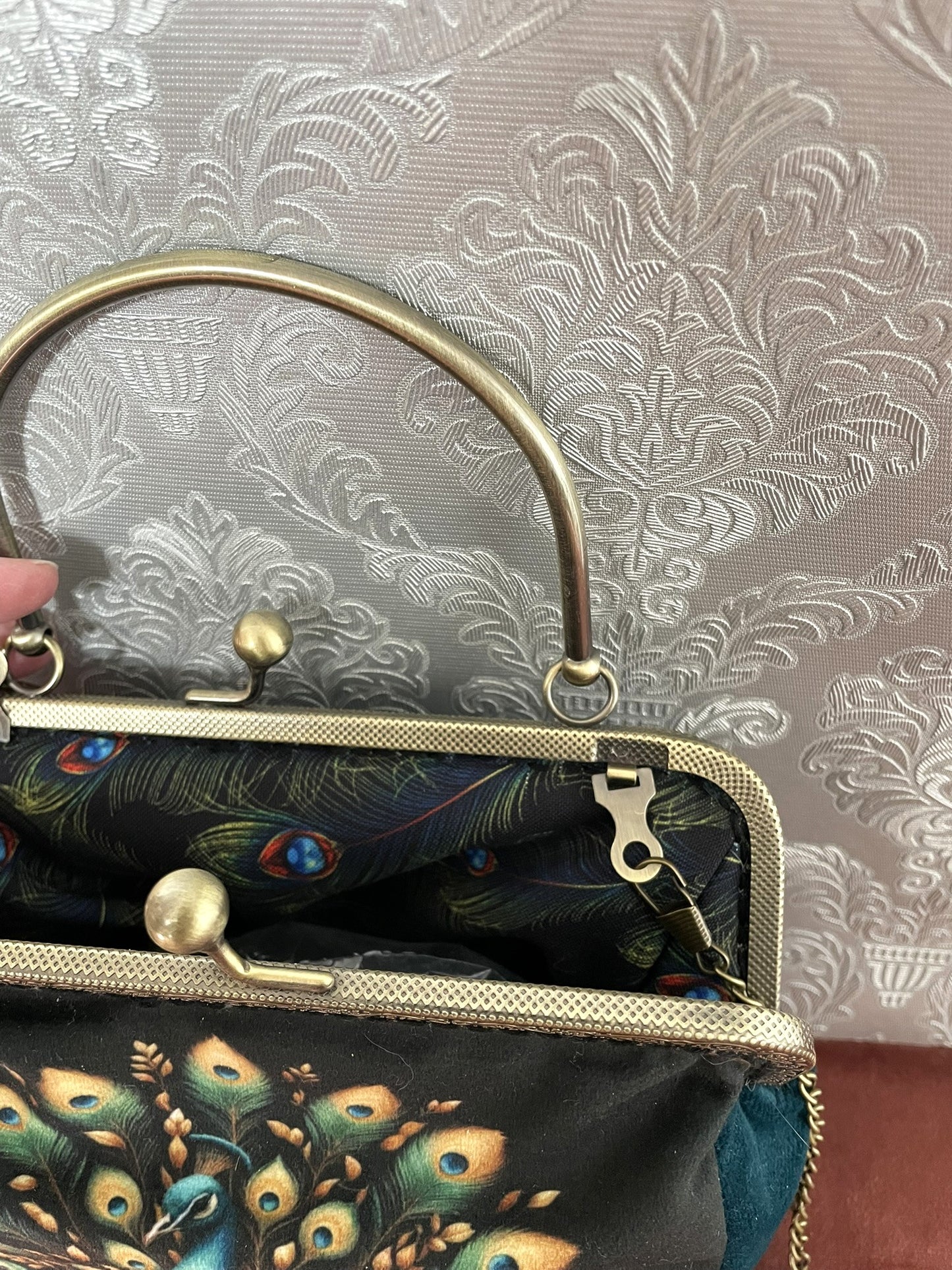 Pochette artisanale paon royal, velours bleu et chaîne bronze.