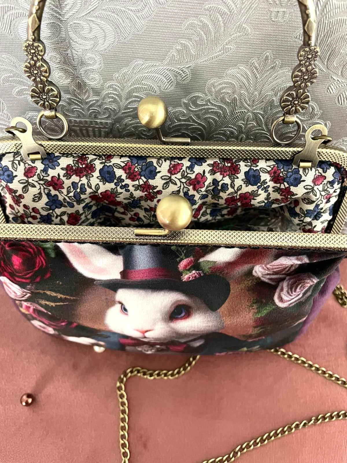 Vue interieure doublure coton fleurie bordeaux de la pochette retro lapin en retard