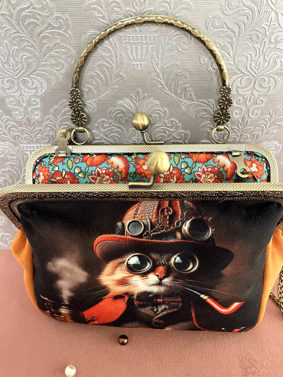Vue interieure doublure coton fleurie orange de la pochette retro chat