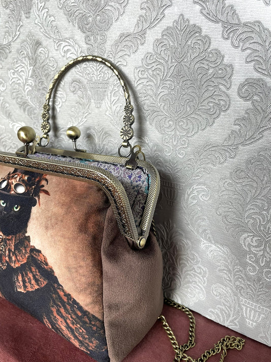 Vue de trois-quarts de la pochette rétro en velours marron avec fermoir couleur bronze Le Comptoir de Suzanne