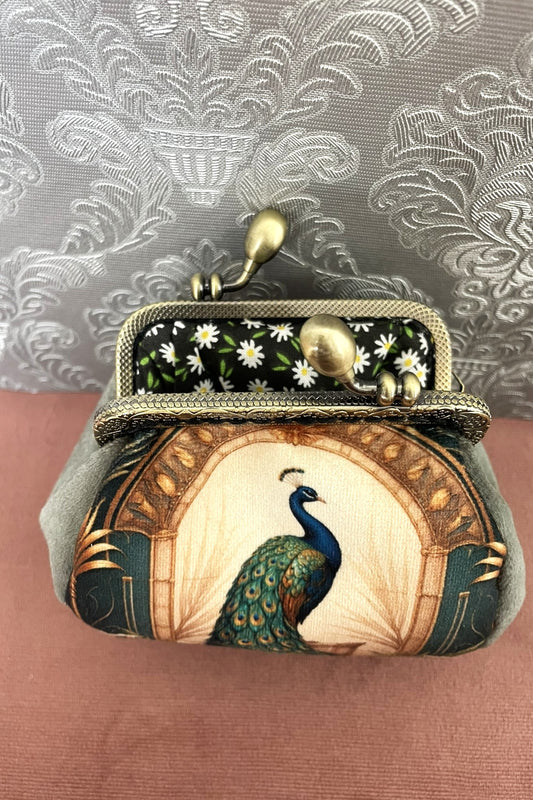 Intérieur ouvert d'un porte-monnaie rétro révélant une doublure en coton noir à motifs marguerites blanches.