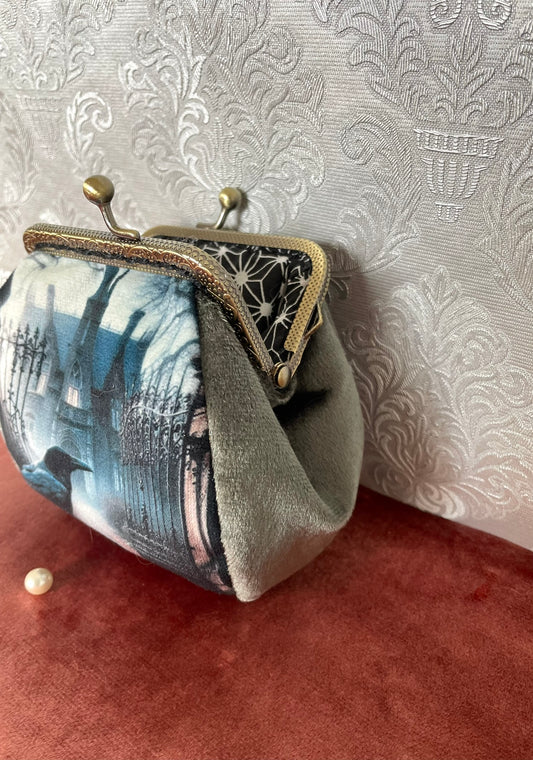 Vue ouverte du porte-monnaie avec doublure noire aux motifs géométriques blancs et cadre métallique rétro.