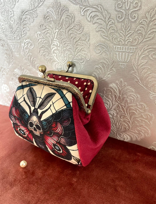 Détail de l'illustration papillon Sphinx style vitrail sur un porte-monnaie avec fermoir baiser en bronze antique.