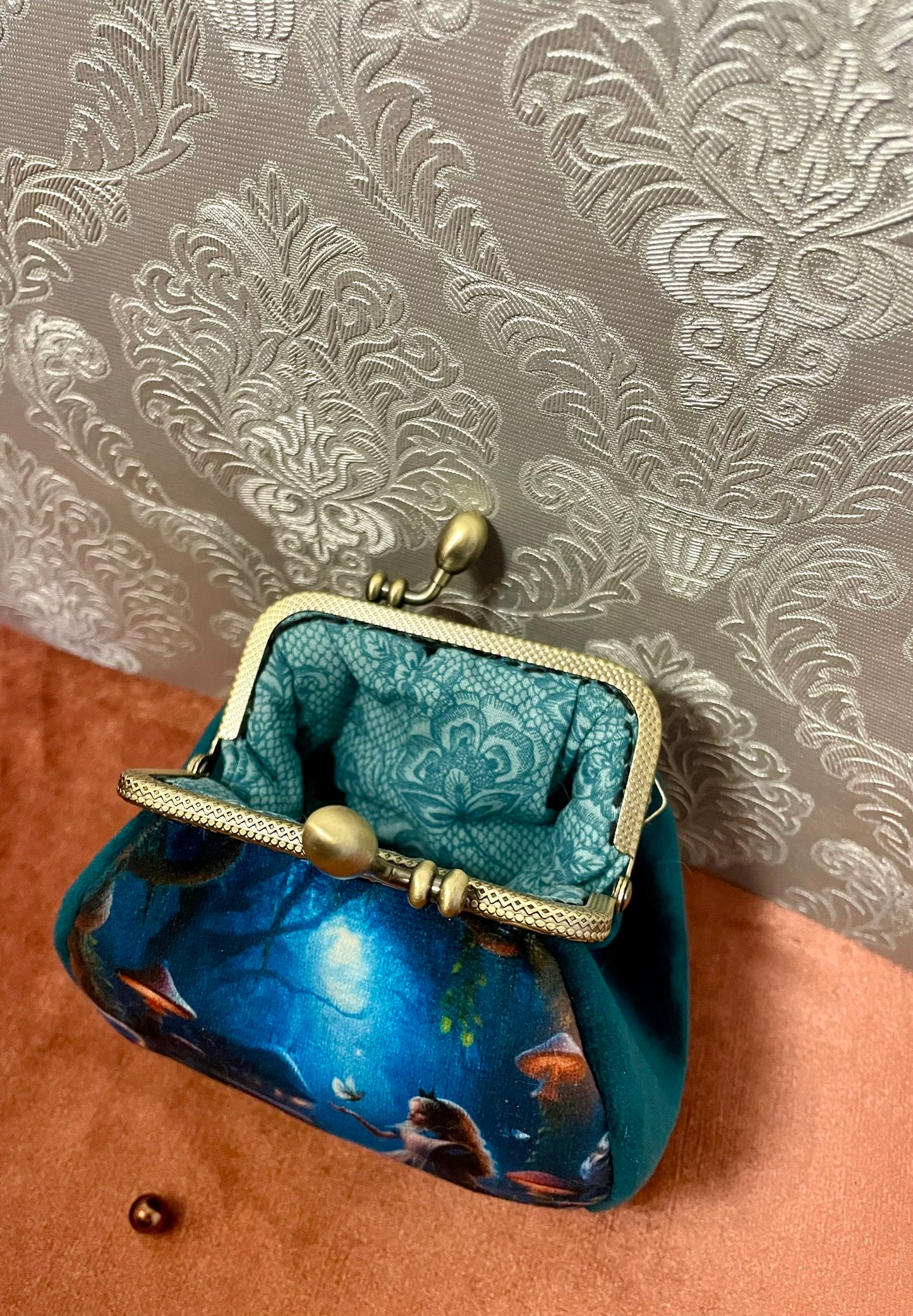 Porte monnaie ouvert avec doublure turquoise effet dentelle