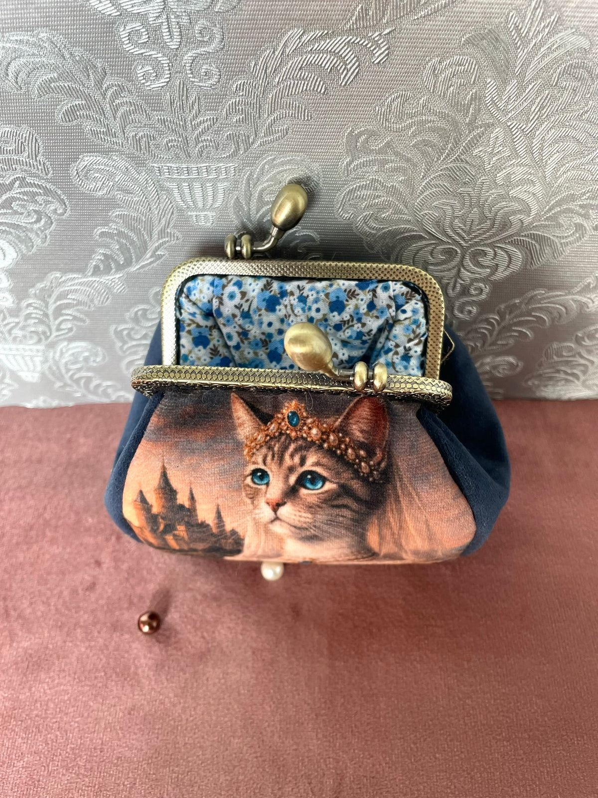 Vue du fermoir ouvert couleur bronze et doublure fleurie bleue porte-monnaie chat royal Le Comptoir de Suzanne