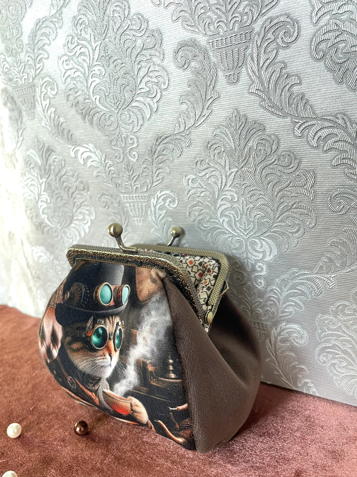 Vue de trois-quarts porte-monnaie retro velours marron chat steampunk buvant du the avec fermoir bronze