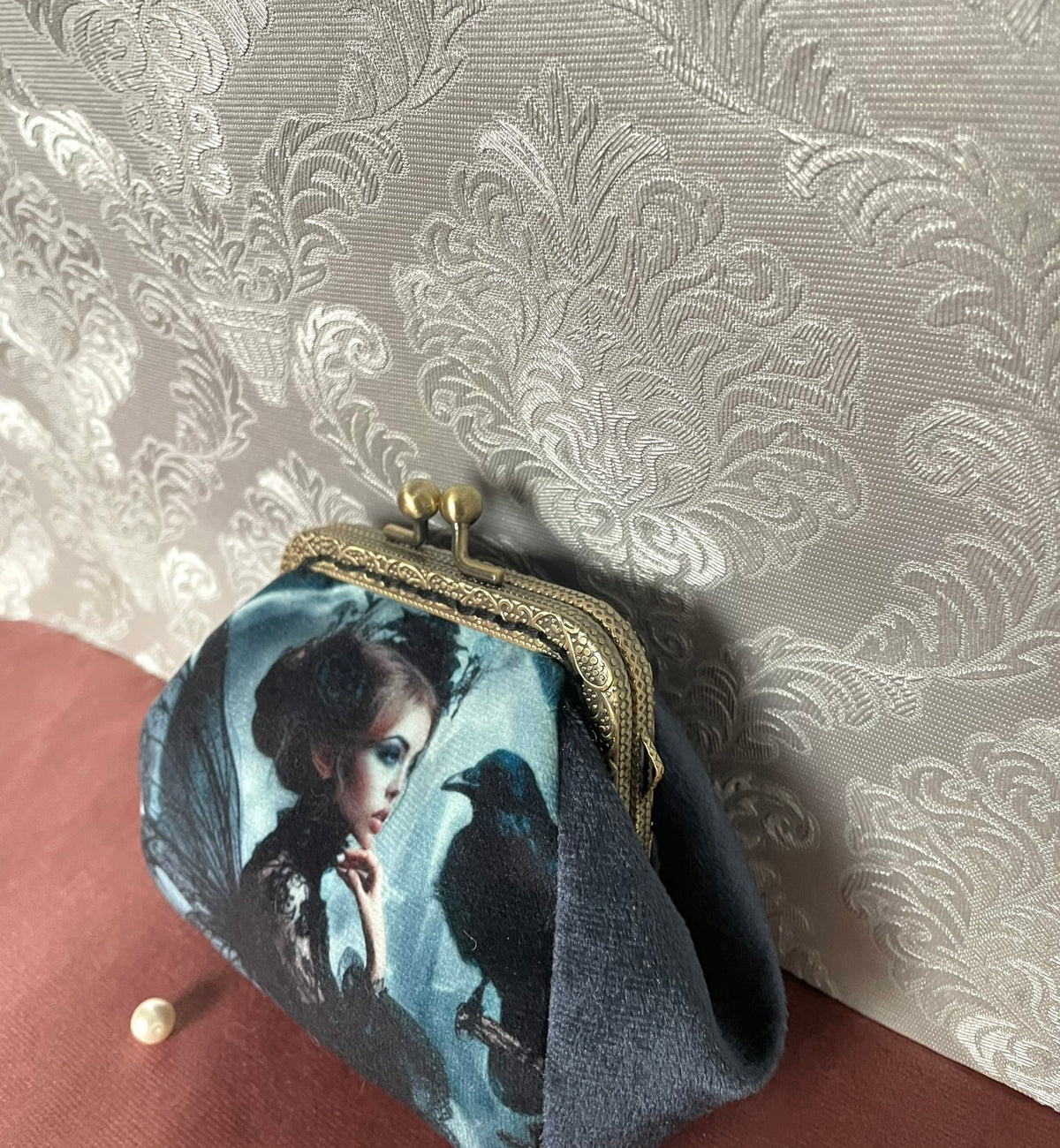 Vue de trois-quarts porte-monnaie rétro fée gothique et corbeau velours bleu Le Comptoir de Suzanne