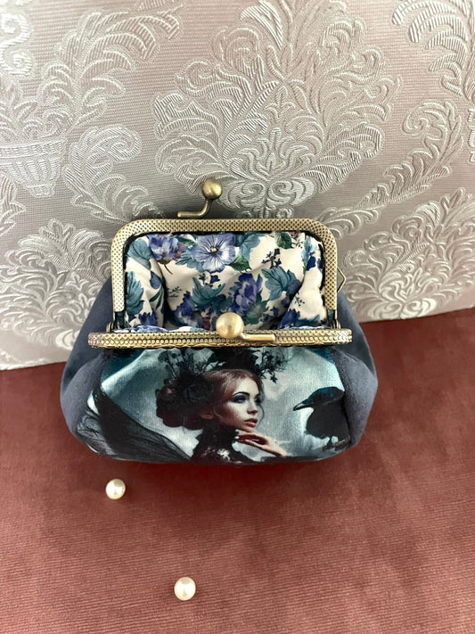 Vue rapprochée du fermoir couleur bronze et doublure coton fleurie bleue porte-monnaie fée Le Comptoir de Suzanne