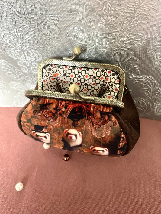 Vue de trois-quarts porte-monnaie rétro trois furets aristocrates en velours marron Le Comptoir de Suzanne