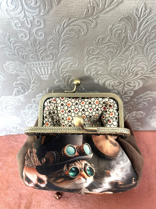 Vue interieur doublure coton geometrique et fermoir bronze d'un porte-monnaie retro chat steampunk