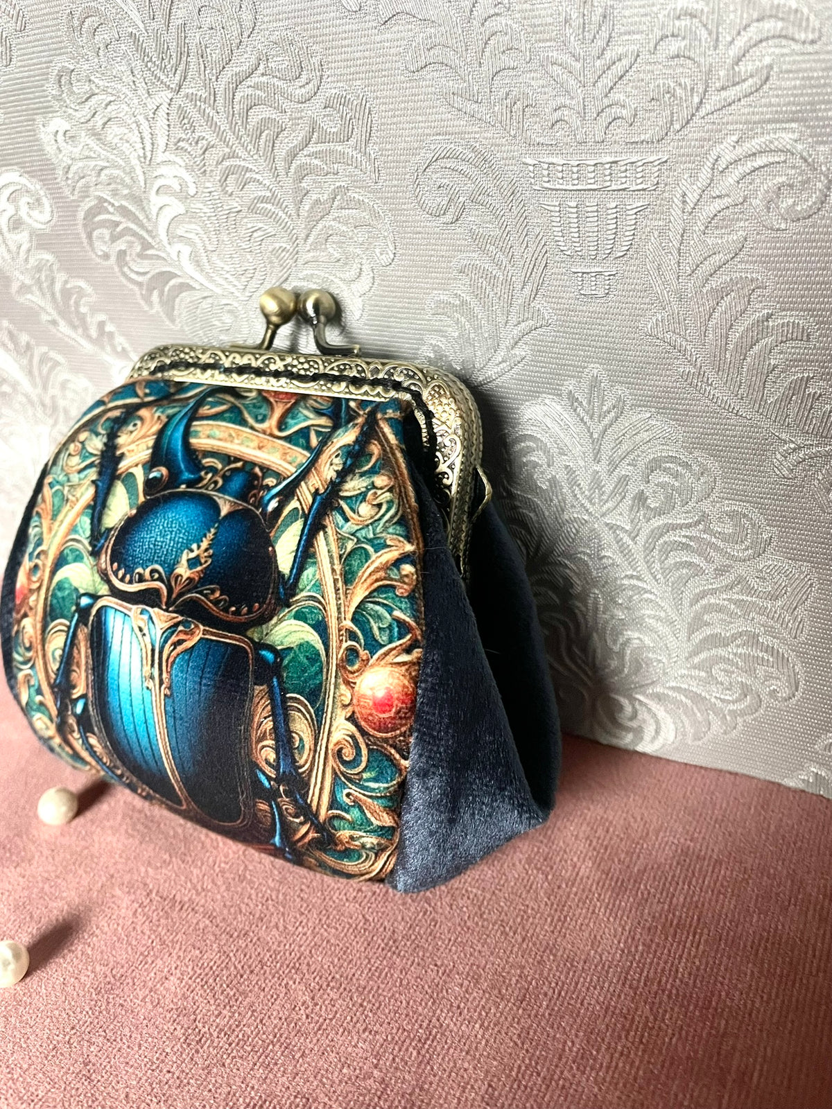 Vue du fermoir ouvert couleur bronze et du motif scarabée bleu et vert porte-monnaie Le Comptoir de Suzanne