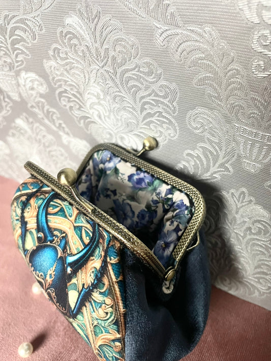 Vue rapprochée du fermoir couleur bronze et de la doublure coton fleurie bleue porte-monnaie scarabée Le Comptoir de Suzanne