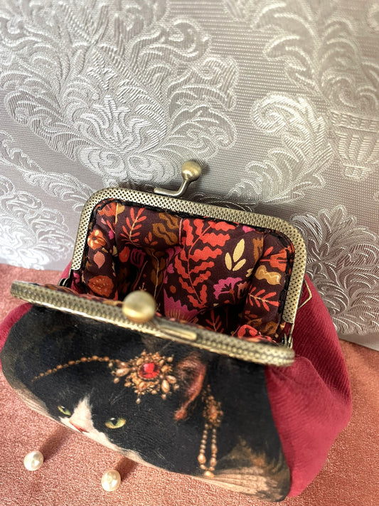 Vue de l'ouverture du porte-monnaie rétro montrant la doublure en coton à motifs floraux bordeaux et ocre