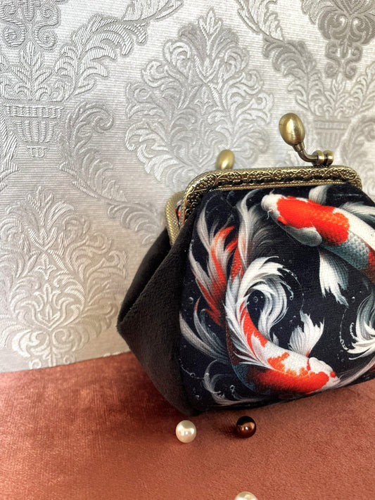 Détail soufflet velours noir profond et fermoir bronze vintage