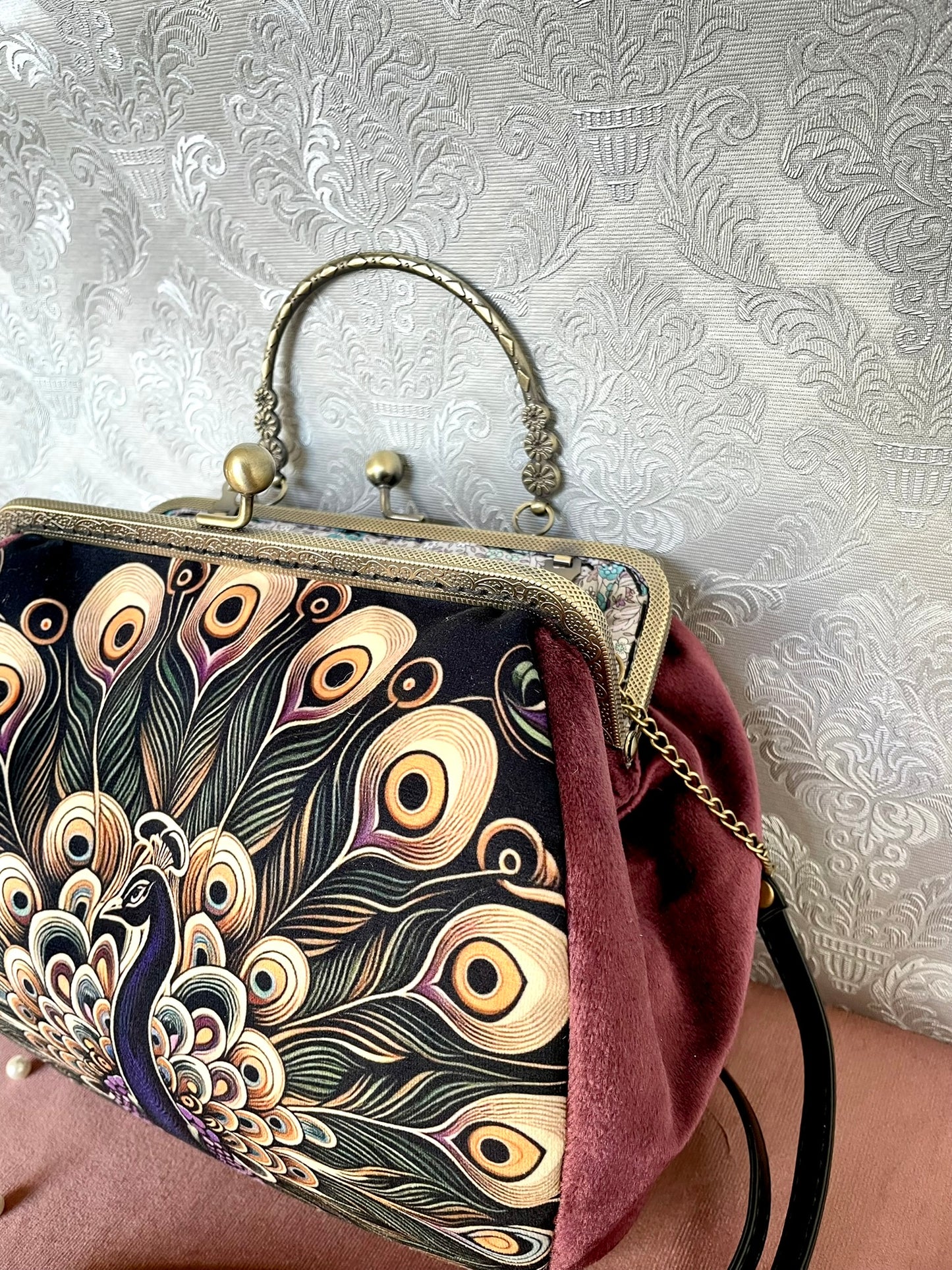 Sac à main rétro avec bandoulière illustrant un paon majestueux faisant la roue d'inspiration Art Déco - Le Comptoir de Suzanne.