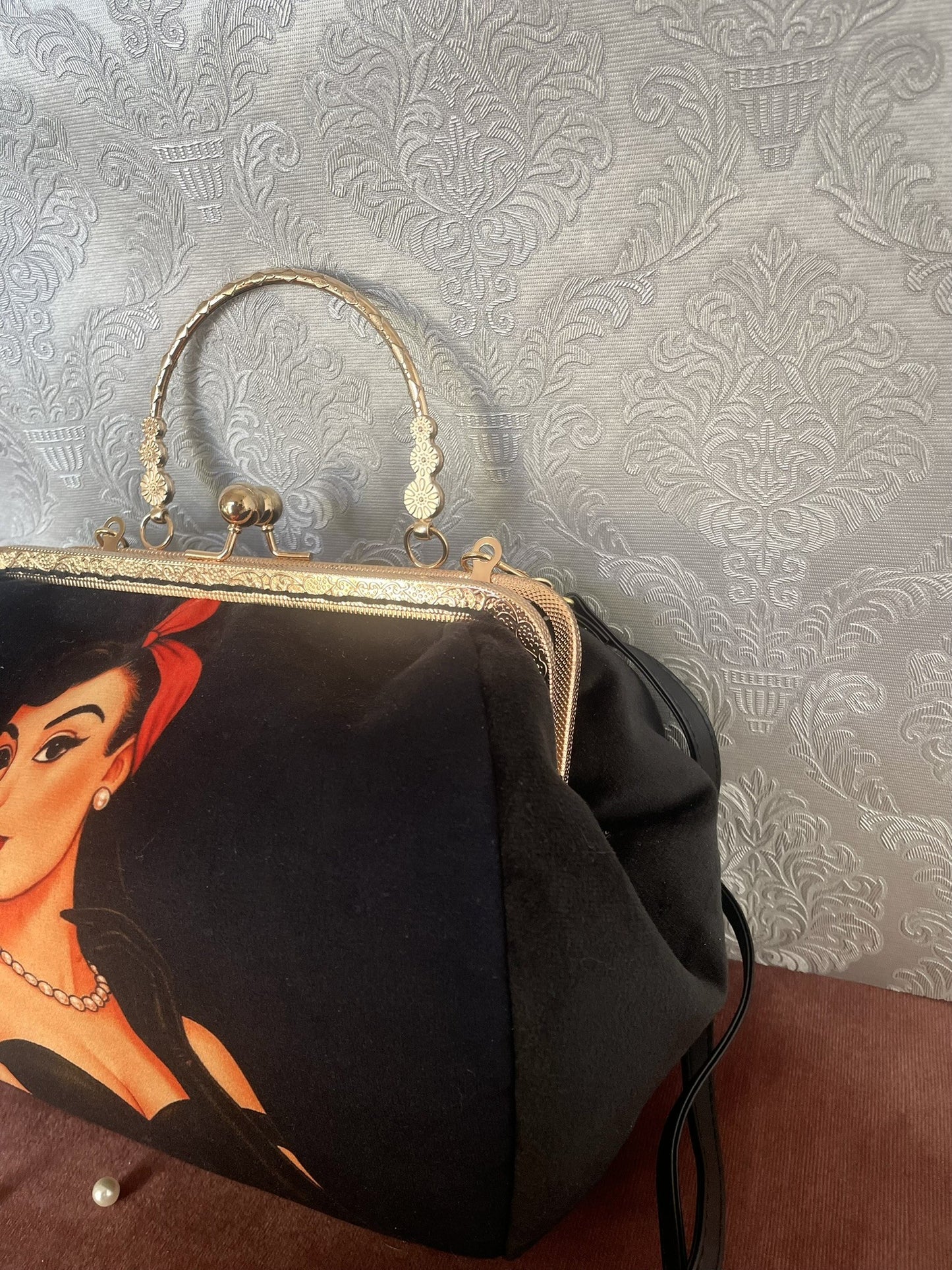 Sac à main rétro glamour avec bandoulière illustrant un portrait de femme pin-up style années 50 - Création Le Comptoir de Suzanne.