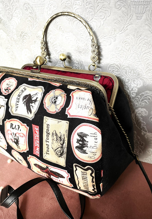 Sac à main rétro gothique avec imprimé étiquettes de potions sorcière et bandoulière noire - Le Comptoir de Suzanne