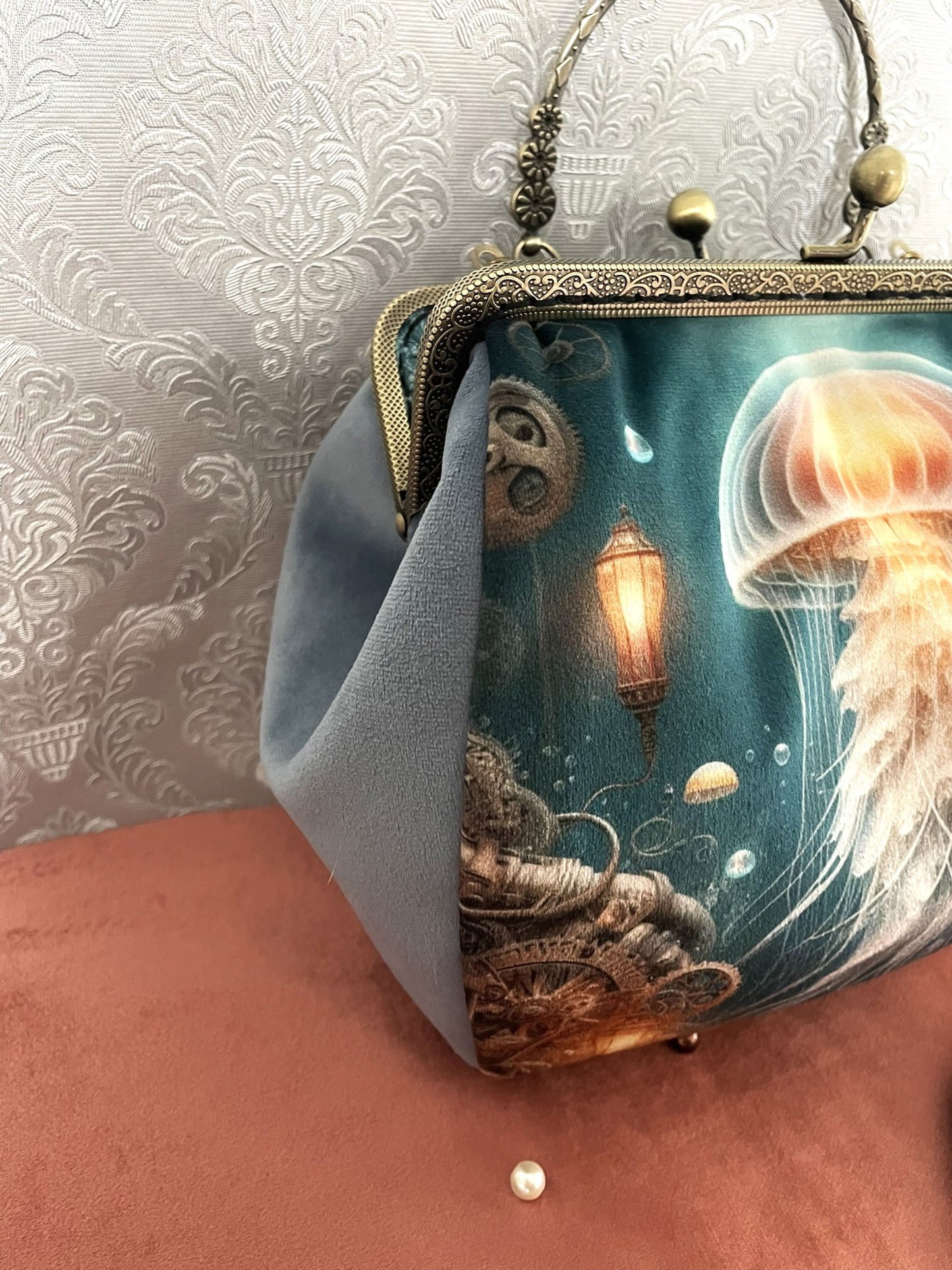 Côté du sac en velours bleu gris et illustration sous marine fantastique