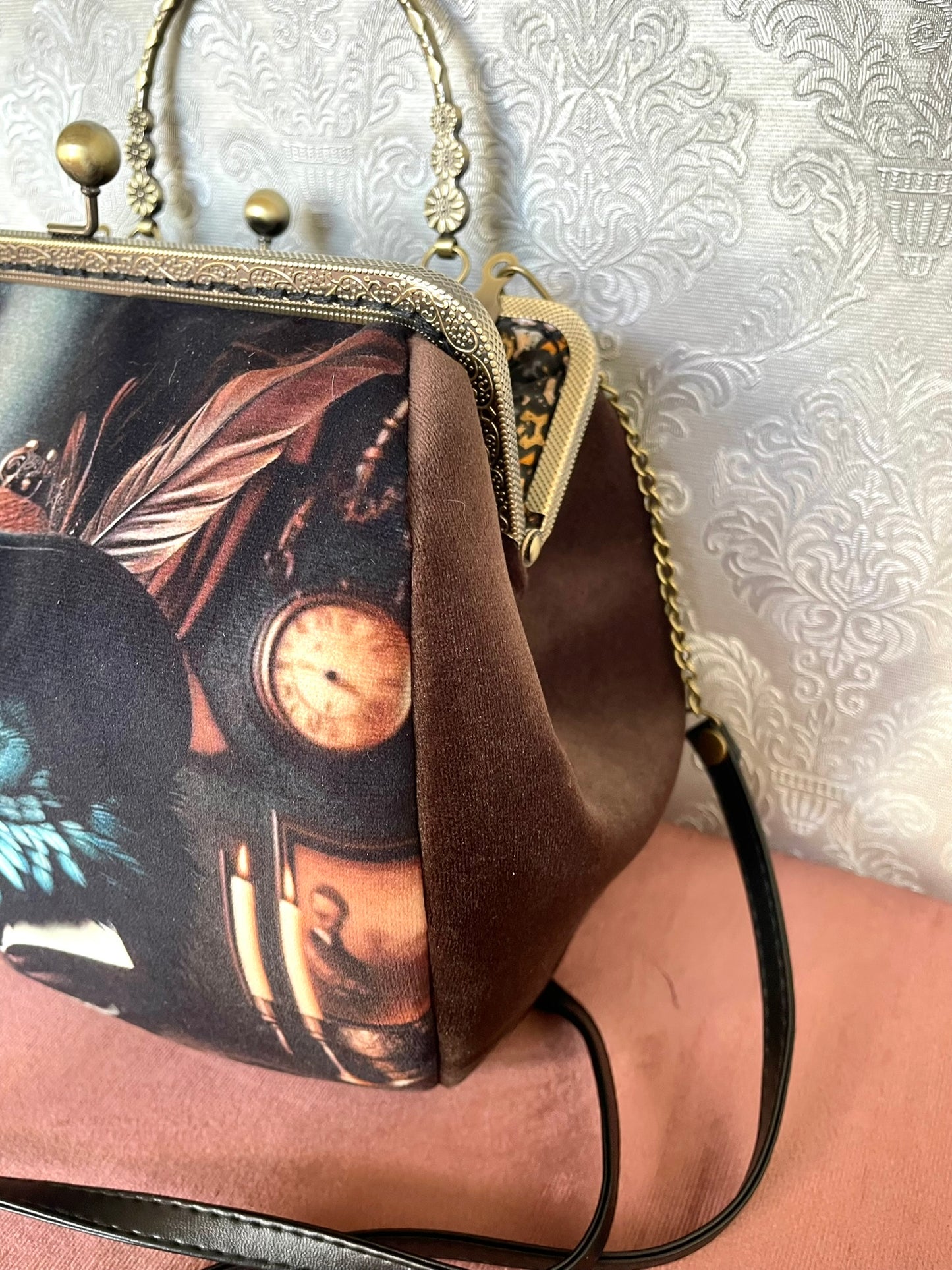 Sac à main rétro illustrant un corbeau dandy coiffé d'un haut de forme dans un décor victorien steampunk avec horloges anciennes - Le Comptoir de Suzanne