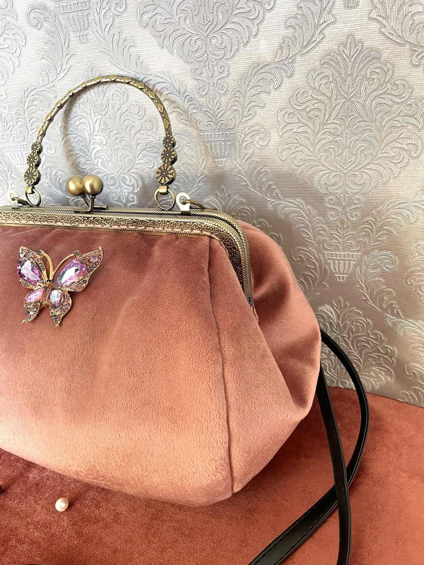 profil.jpg Vue de trois-quarts du sac en velours rose montrant le volume