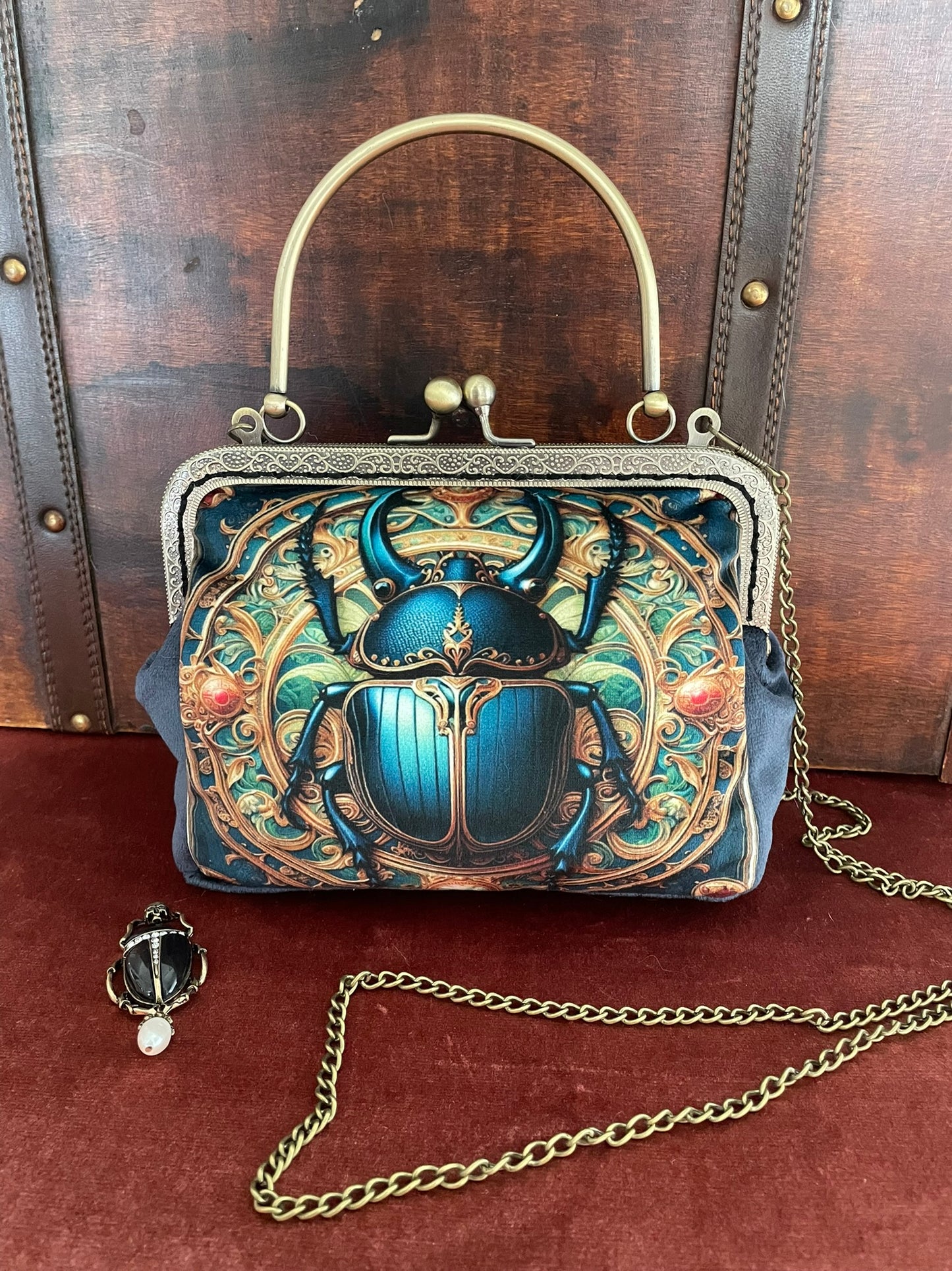 Pochette/Clutch "Le Scarabée Sacré" – Velours Bleu & Fermoir esprit Vintage