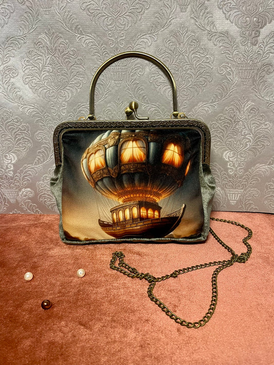 Sac pochette rétro en velours vert sauge et fermoir bronze style Victorien artisanal.