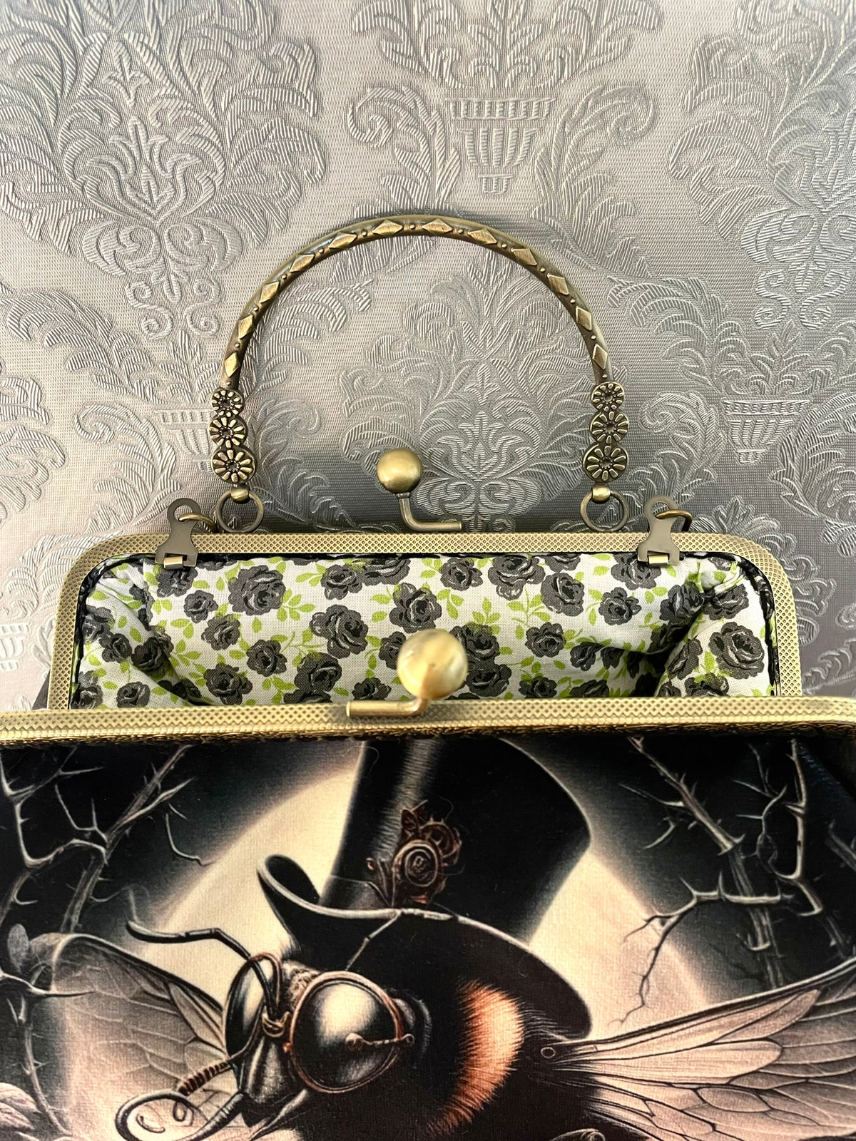 Vue ouverte sac rétro en velours noir et doublure florale grise Le Comptoir de Suzanne
